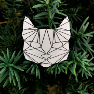 Gray reflector cat head with geometric pattern on a green background